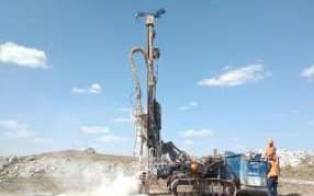 Буровая установка на бурении скважины для отбора проб грунта на строительной площадке