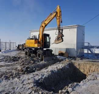 Колёсный экскаватор на разработке грунта